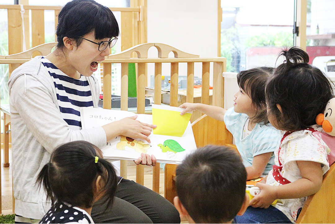 子どもたちに絵本の読み聞かせをする様子